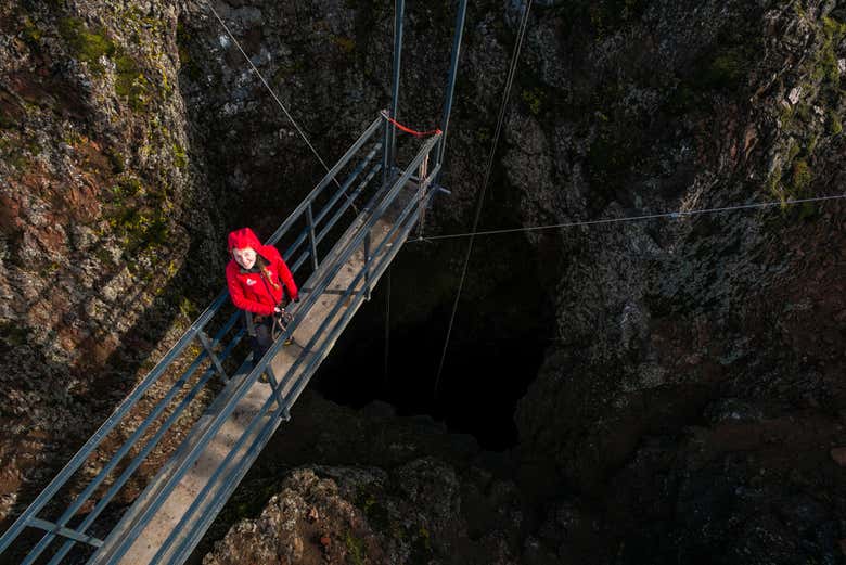 Descendo de teleférico ao interior do vulcão