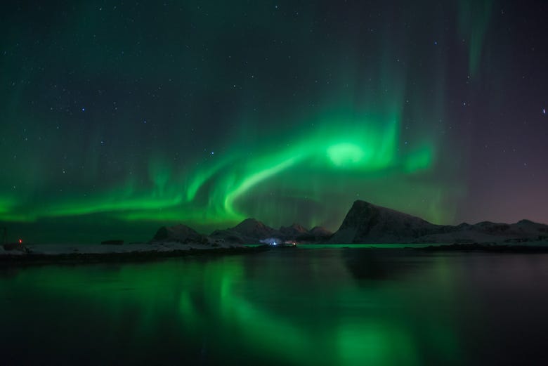 As luzes do norte sobre os céus da Islândia