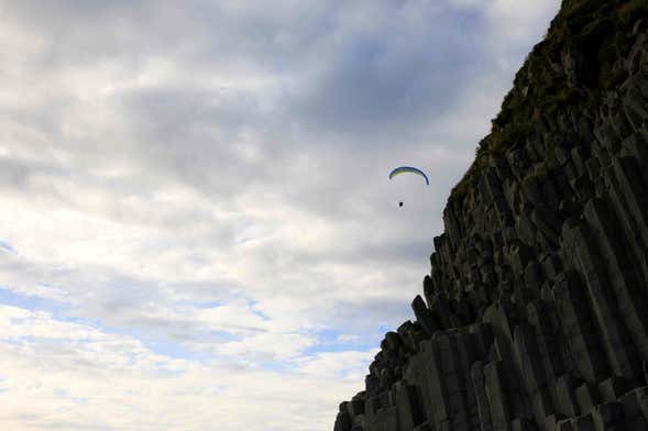 Voo de parapente por Vík